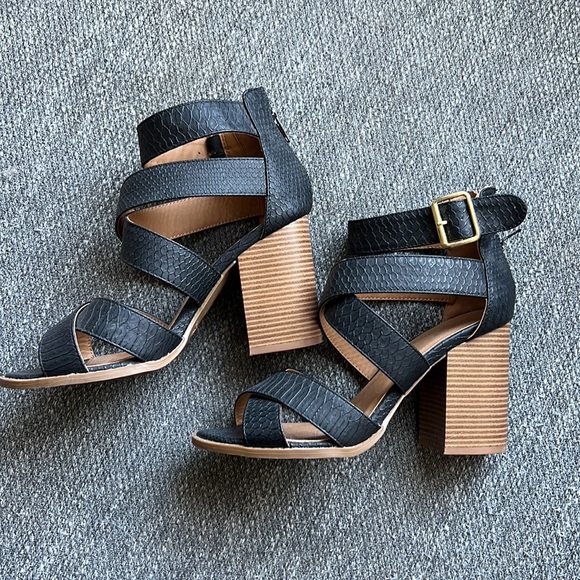 Textured heeled Sandal from Qupid - Picture 2 of 4